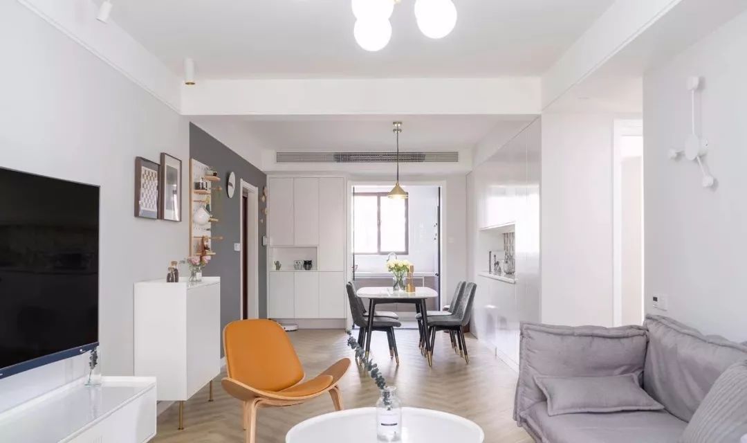 暖灰色打底，搭配零星原木色，温情又好看，这样的装修还不易过时