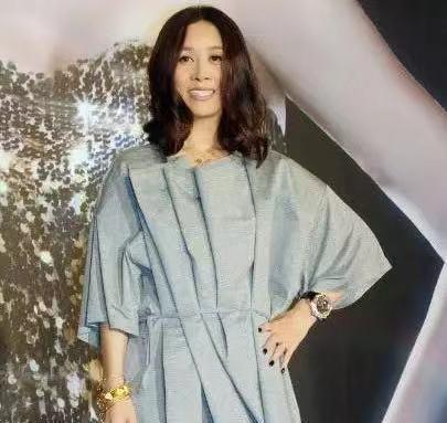 没有丈夫，却生下孩子的4位女星，最后一名让无数人敬佩