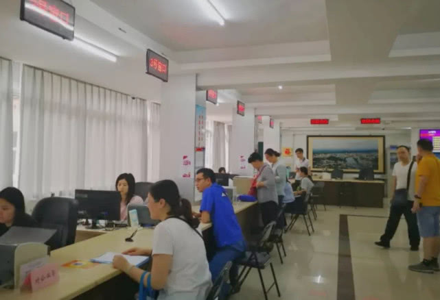 上班族们要注意，公积金将要调整，多地都有变化