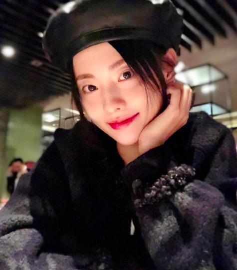 张嘉倪晒美照烈焰红唇造型