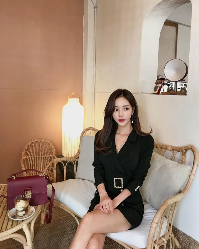 时尚穿搭, 清新靓丽的小姐姐, 皮肤白皙, 秀出性感大长腿