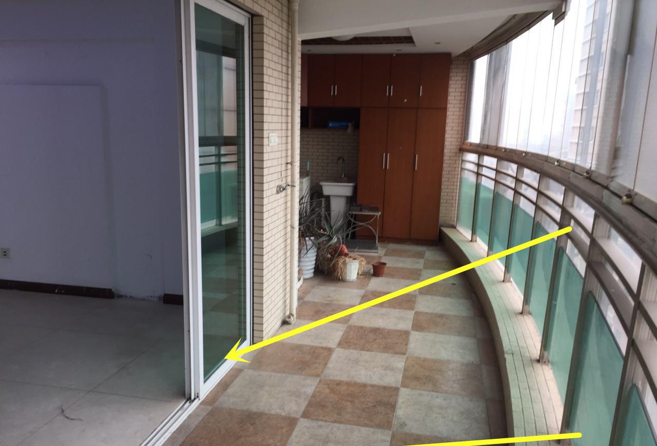 “阳台”越大越不值钱？懂行的都抢着买“这类房”，实用又能升值