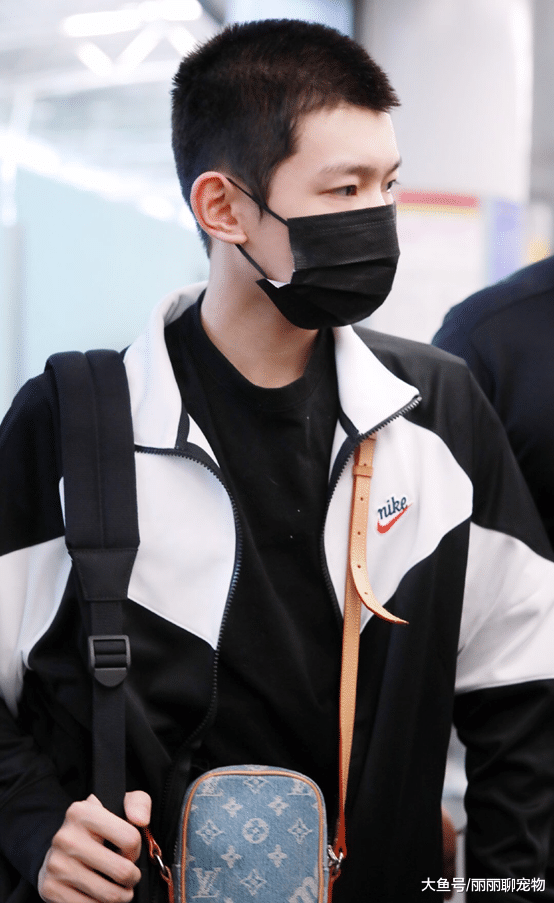 王源一头寸发现身机场，将去伯克利学习，坦言这是不后悔的抉择