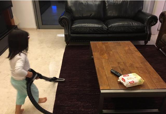 参观蔡少芬现实的豪宅，客厅放着黑色大沙发，如今在家做家庭主妇