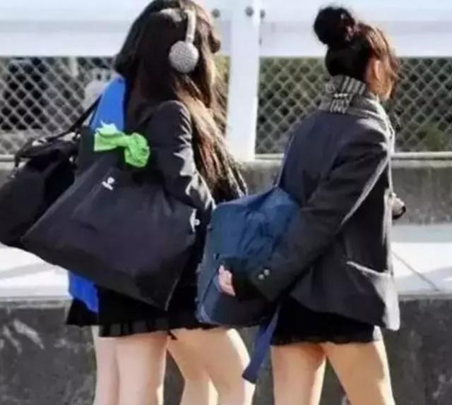 日本女生为什么冬天也穿短裙露大腿？国内网友：原来藏有大阴谋啊