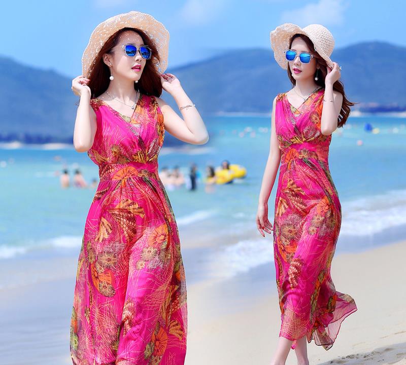 夏天度假，穿一件“沙滩”长裙+凉鞋，精致减龄，人群中美成焦点
