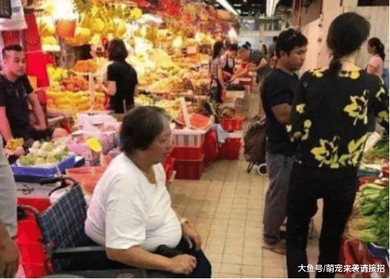 67岁洪金宝坐轮椅，68岁“肥猫”巨瘦，72岁的他却风流倜傥