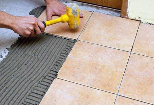 老师傅贴瓷砖也不愿用水泥了，既麻烦又易脱落，用它代替才是王道