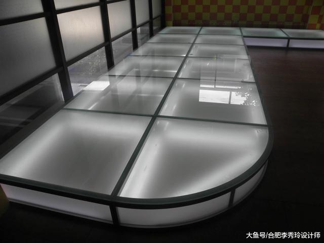 家里打个了地台, 邻居都说没见过, 谁也不敢踩上去, 怕一脚踩碎了!