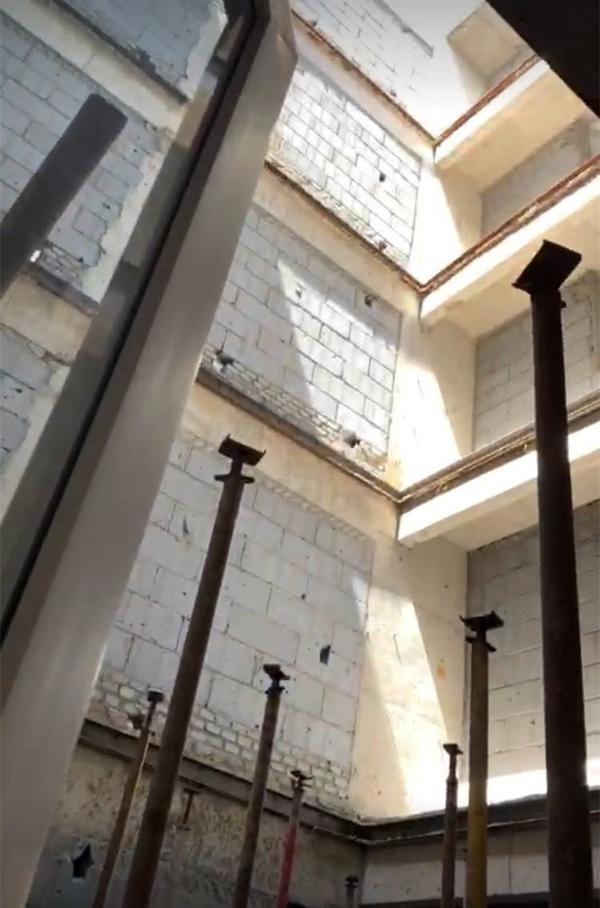 这房子的户型有多奇葩？客厅是天井直接看星星！规划部门给了答复