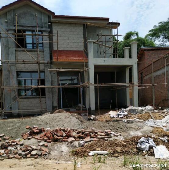 30万模仿图纸建房，邻居嘲讽说：红色、黄色、灰色看起来丑死了