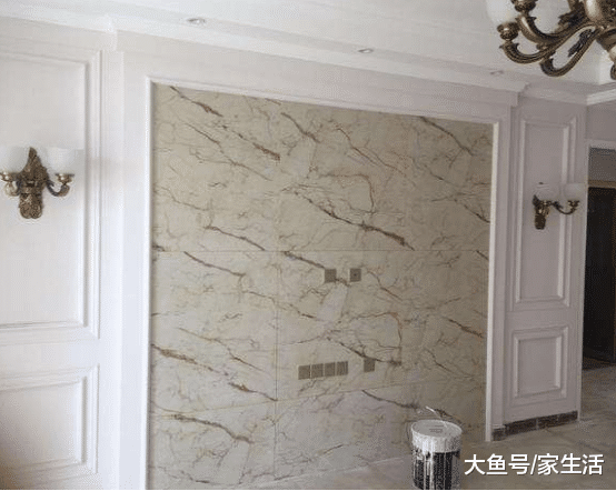 电视墙装修不要铺大理石，用石膏线来做，很多豪华别墅也都在用
