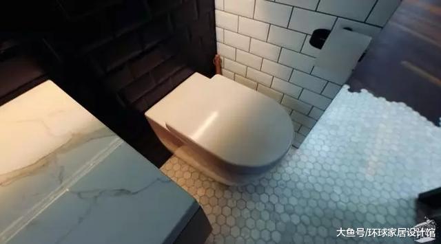 一对情侣在山上自建一栋20㎡小黑屋，两室一厅还带小院，羡煞旁人！