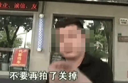 一理發店全員沒有完成工作量，店長: 你們都給我去喝辣椒水！