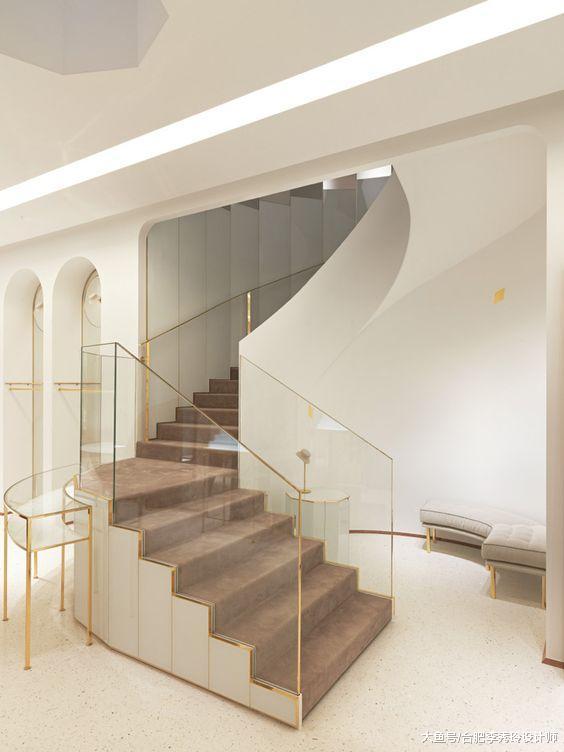 自建复式小别墅带20平大院子，朋友把楼梯移到院子里，真是个好点子！