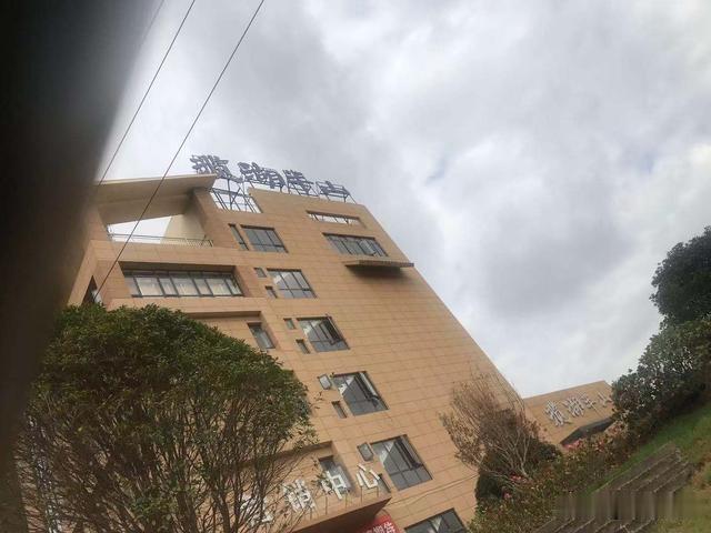 昆明经开区一楼盘碰瓷名牌房企 封顶31层卖出33楼房