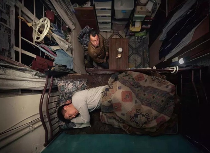 为何香港人宁愿睡“棺材房”，也不愿离开香港？当地人说出原因让人心酸