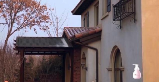 梅婷晒出现实的豪宅，家里杂物凌乱地摆放，一看就很少收拾