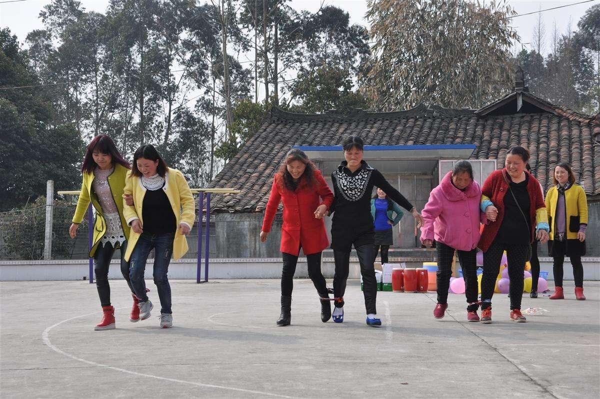那些和丈夫一年半载见不到面的农村留守妇女, 婚姻是怎么维系的?