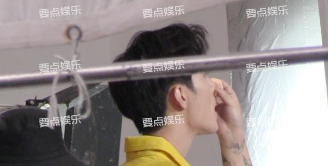 一夜爆红肖战工作接到手软？片场笑容满面迷倒众人