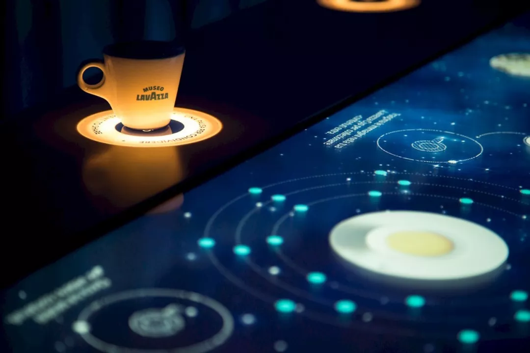 360°梦幻投影，洒下咖啡幻境