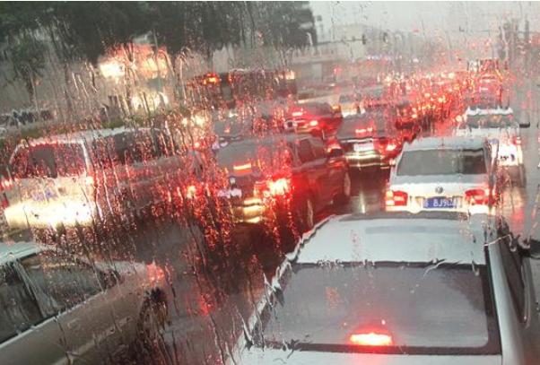 高速驾车突遇大暴雨怎么办？老师傅：谨记这4点，关键时刻能保命