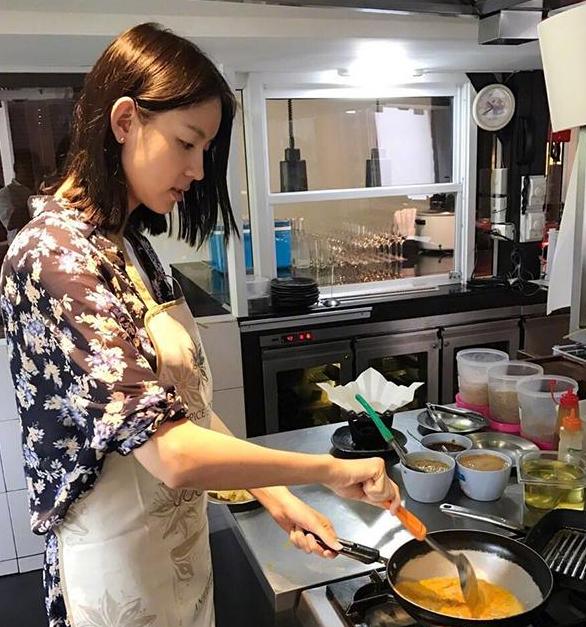 晒晒张梓琳现实中的家，厨房设备比酒店还齐全，她老公太有口福了