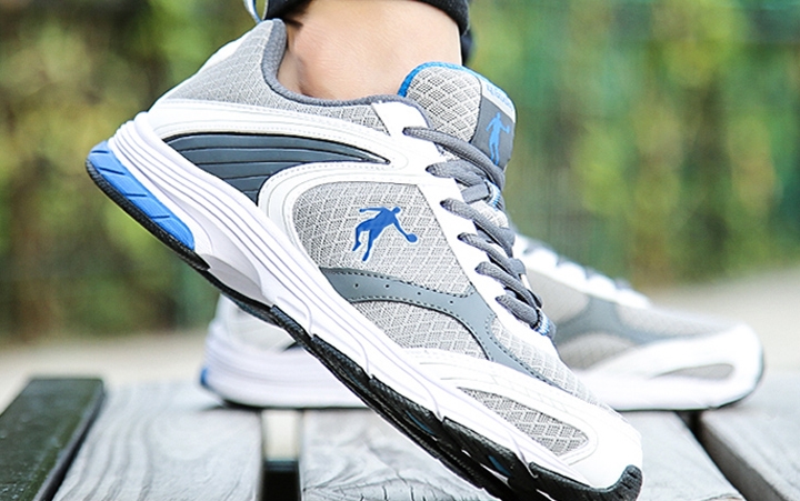 中国最尴尬的“跑鞋之王”，曾让阿迪耐克头疼，如今却被嫌弃太丑了