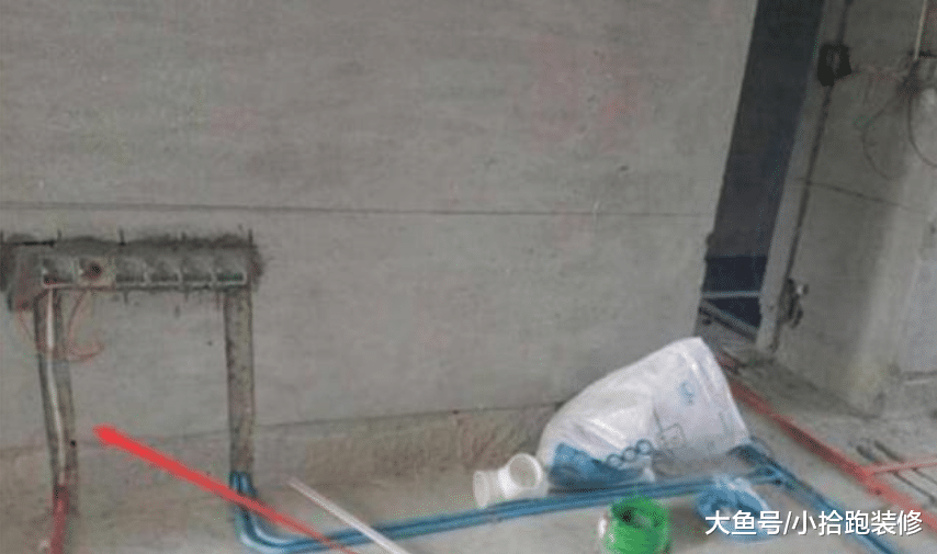 水电做到一半，却发现有两种线管，业主急得当场就质问师傅