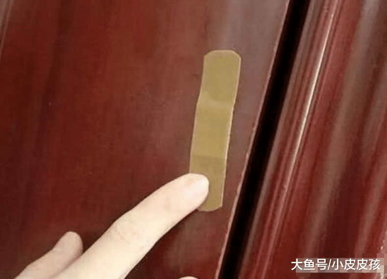 为何有钱人要在卧室门贴创可贴？听老师傅说完，懊悔知道太晚了