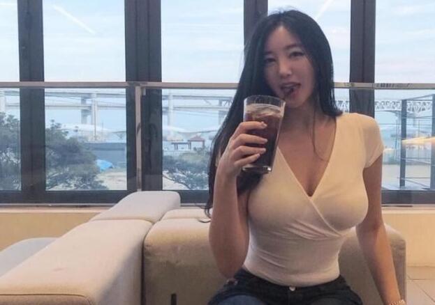 她是“夜店女王”S曲线性感妩媚，被称为“亚洲卡戴珊”