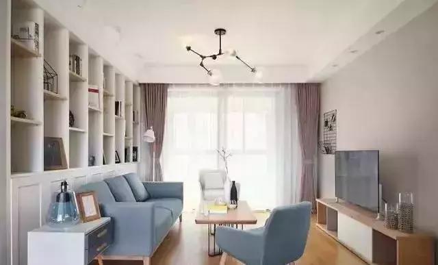 简约唯美的北欧风三居室，客厅沙发墙做收纳柜设计，值得借鉴
