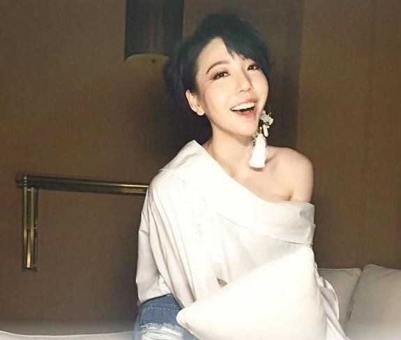 带你看看吴莫愁住的豪宅，家里有超大餐桌，楼梯扶手都用实木制作