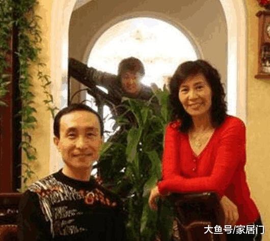 帶你參觀鞏漢林的豪宅：門口掛著紅燈籠，家里還有復古拱形門設計