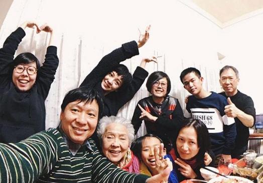 郭采洁曝出自己住的房子，一家人性格都很好，在家像个邻家女孩