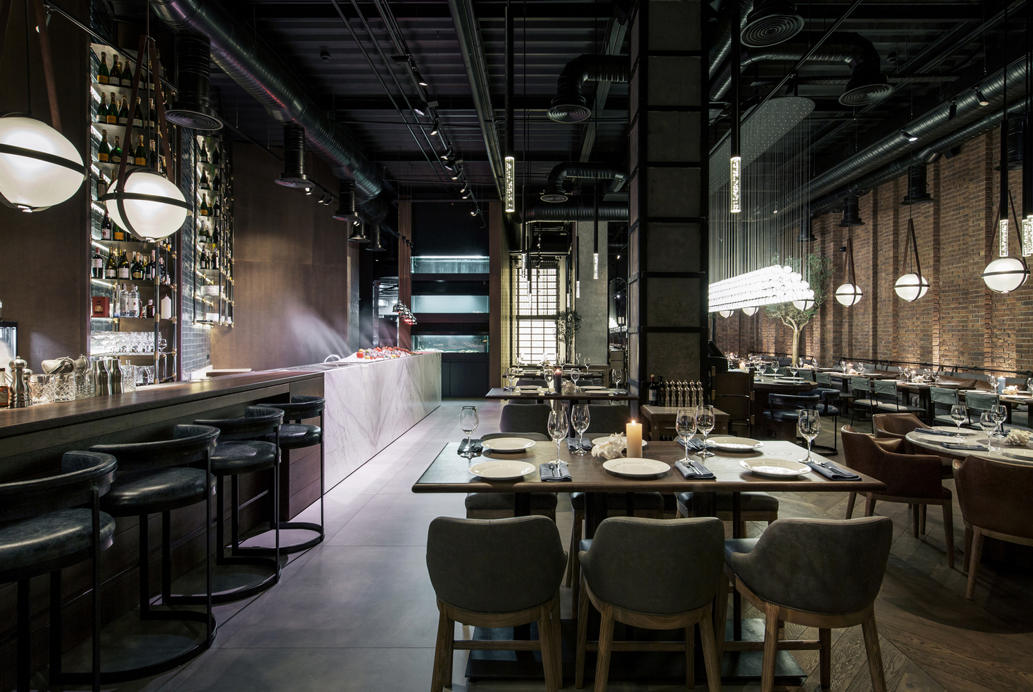 金属与灯光的协奏，打造一个时尚休闲的海鲜爱好者的天堂！