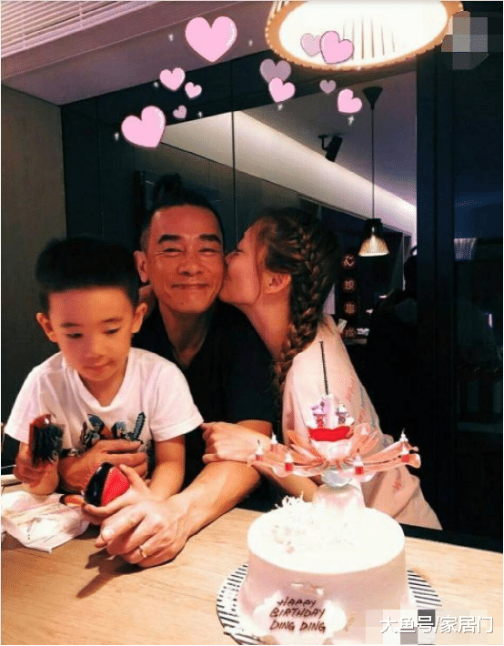陈小春现实的豪宅曝光，房子面积又大又豪华，在香港地位真不低