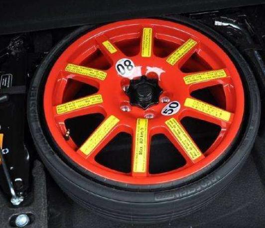 开车时遇到红色轮胎的车辆，记住一定要离远点，别给自己惹麻烦