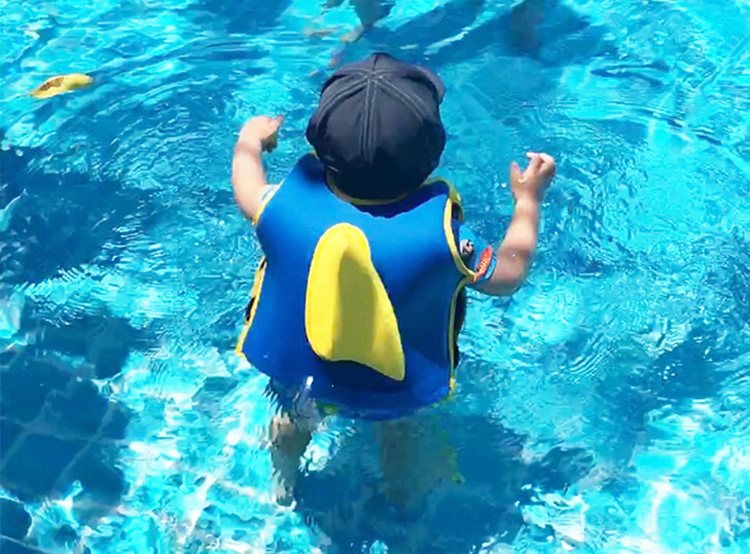 被抖音带火的游泳装备神器 有了干湿分离包妹子湿身也无所谓了！