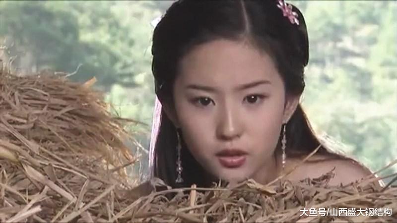 旅游季到了，出游遇到这样的公共厕所，真是进退两难