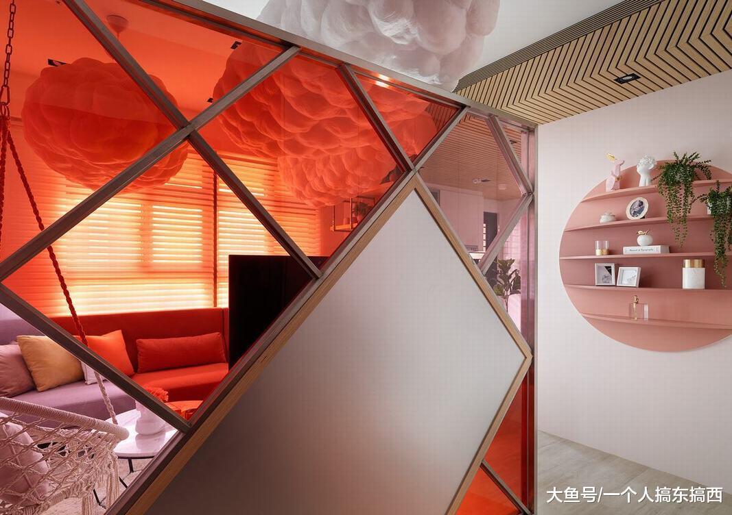 頭次見客廳吊燈這樣裝，真是長見識了