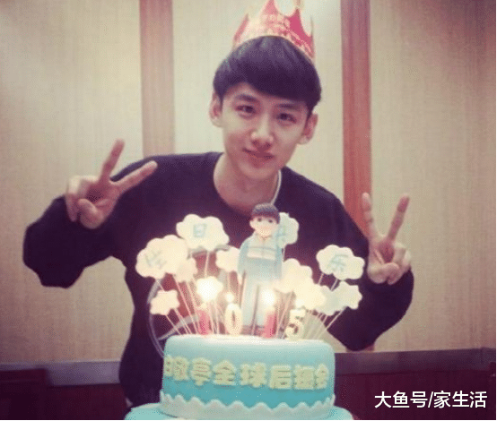 带你参观白敬亭的家，不愧是名牌学校毕业生，家里书籍堆积如山