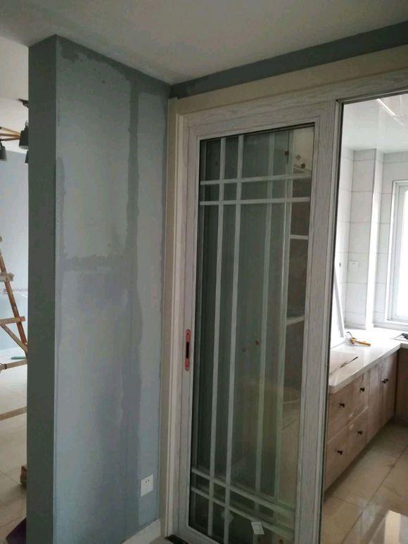 新家裝修好，就等家具進場。可鄰居家裝修淹了我家，怎么找她賠償