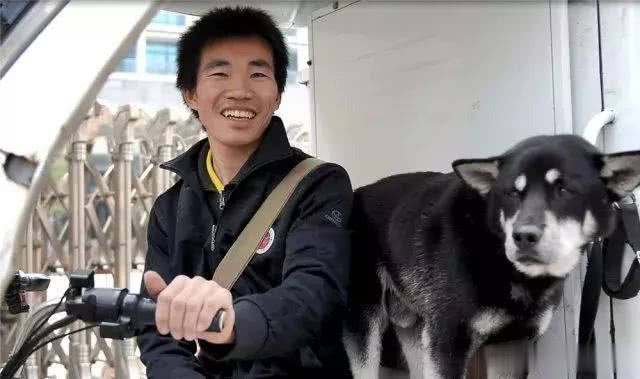超感人的现实版忠犬八公，快递小哥与流浪狗相依为命！