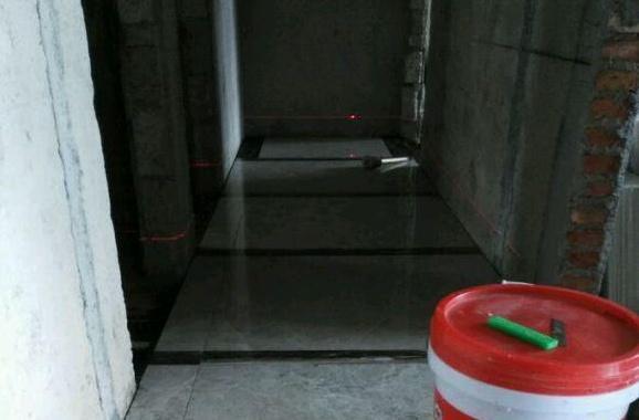 家里装修，水电不开槽的地面这样铺瓷砖，师傅技术真不错，晒晒