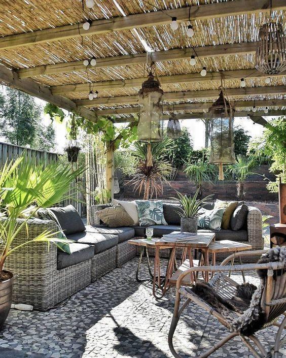 别墅后院的小花园