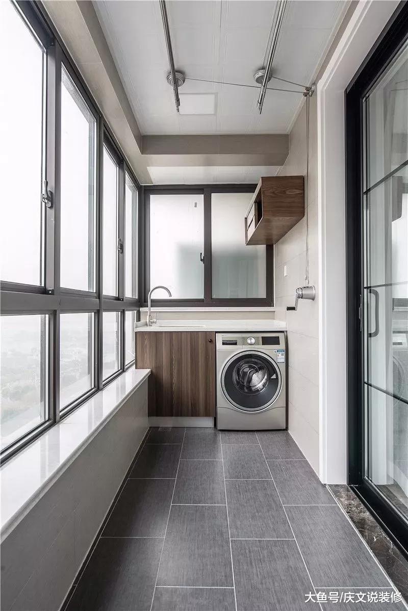 阳台地面铺什么好看？选择对了让不大的阳台瞬间惊艳！