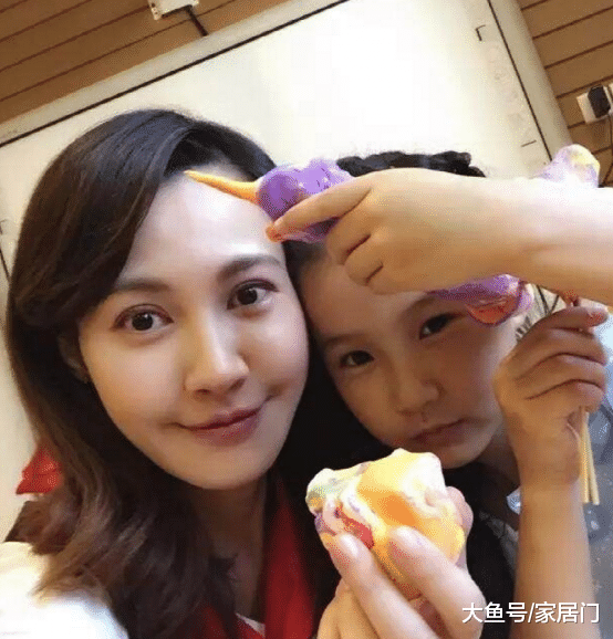 杨雪现实的家曝光，客厅沙发摆满儿女的玩偶，装修很是奢华