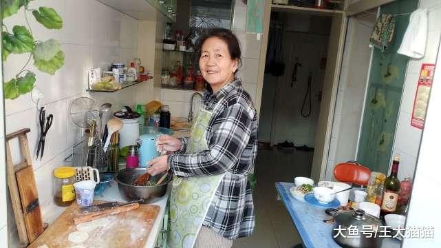 老奶奶和狗，過年兒女不在家老奶奶和狗子一起吃餃子，狗子才是最長情的陪伴