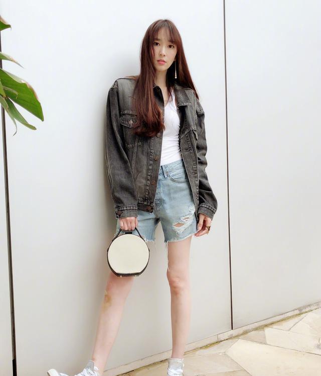 41岁吴佩慈挺巨肚现身，带俩儿子步伐轻快，6年为男友生4孩